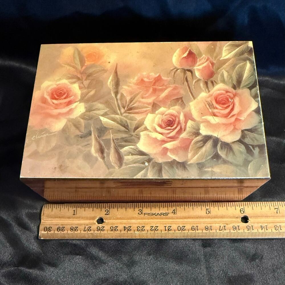 Vintage 80’s cedar jewelry trinket box with rose print crackle glaze 6”